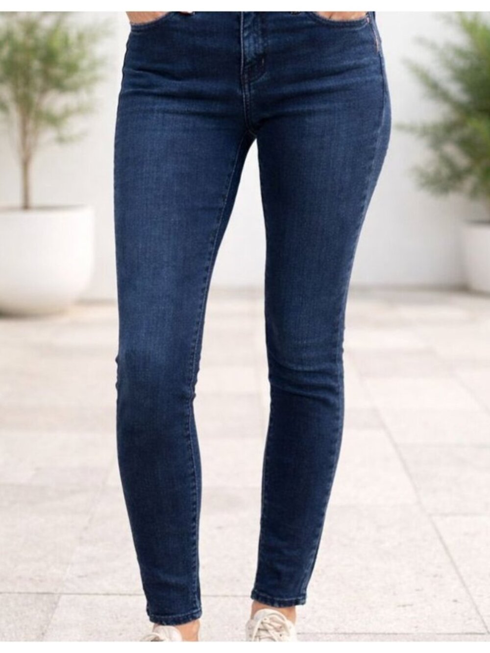 Silver Jeans "Stevie"  Women's Size 30 Stretch Mid Rise Dark Wash Denim